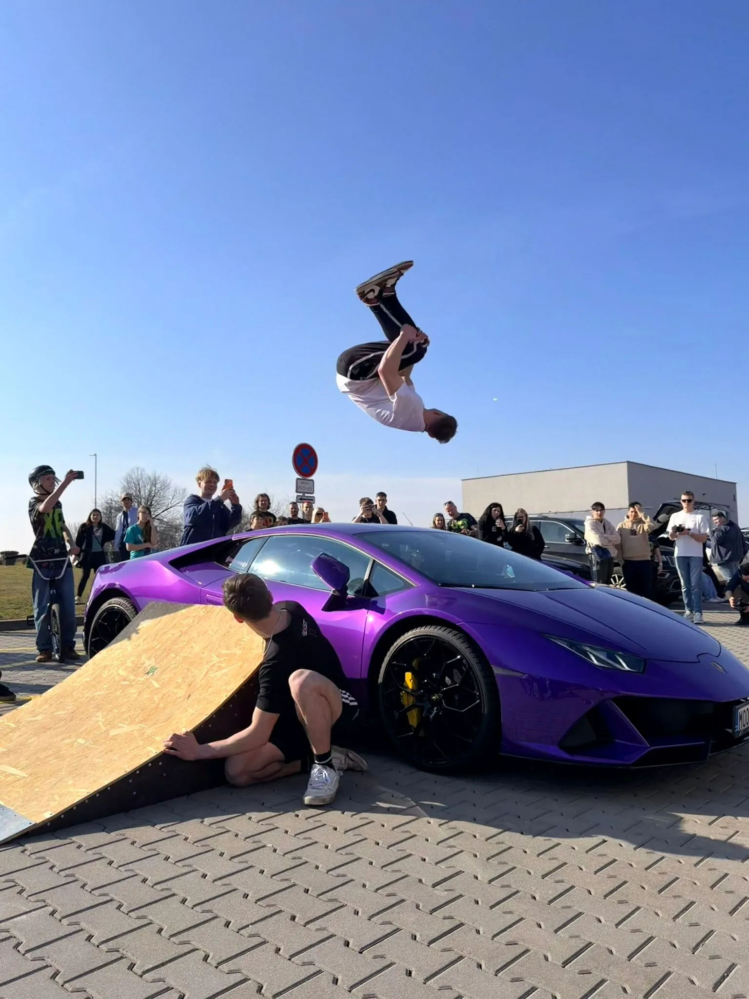 Trenér Lukáš ve vzduchu při saltu přes fialové auto